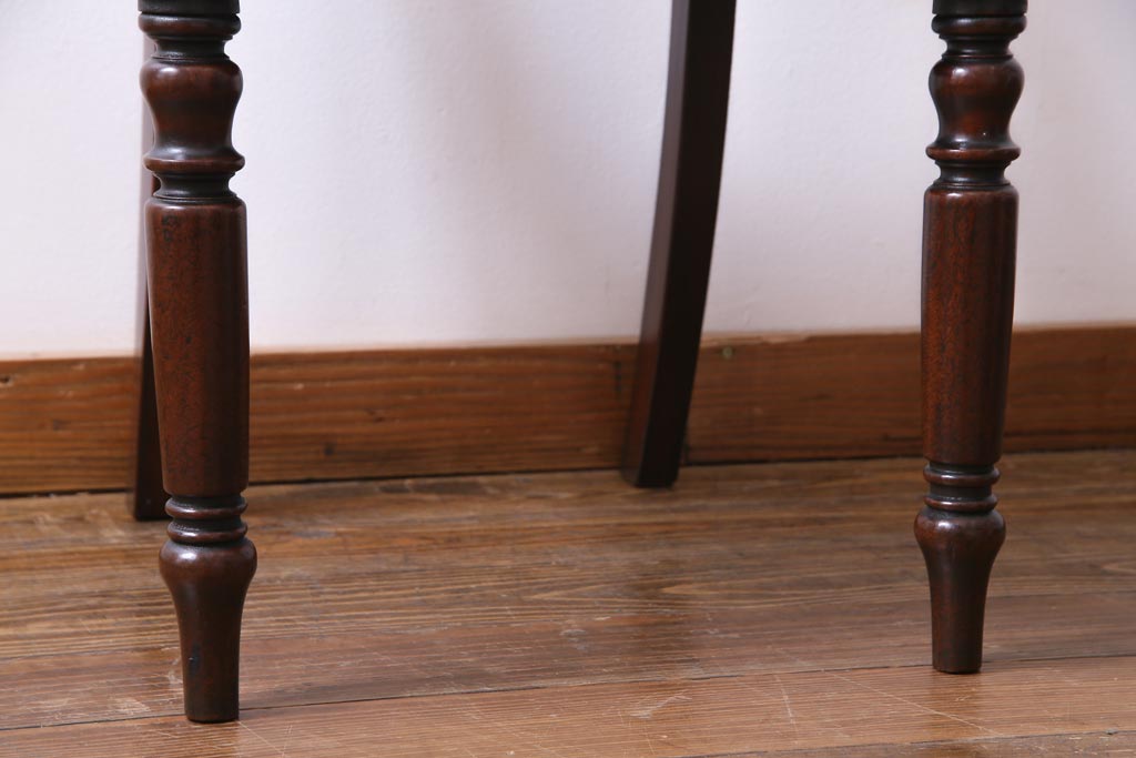 アンティーク家具　フランスアンティーク　マホガニー材　艶を帯びた滑らかな木肌が上品な板座チェア(ダイニングチェア、椅子)(1)