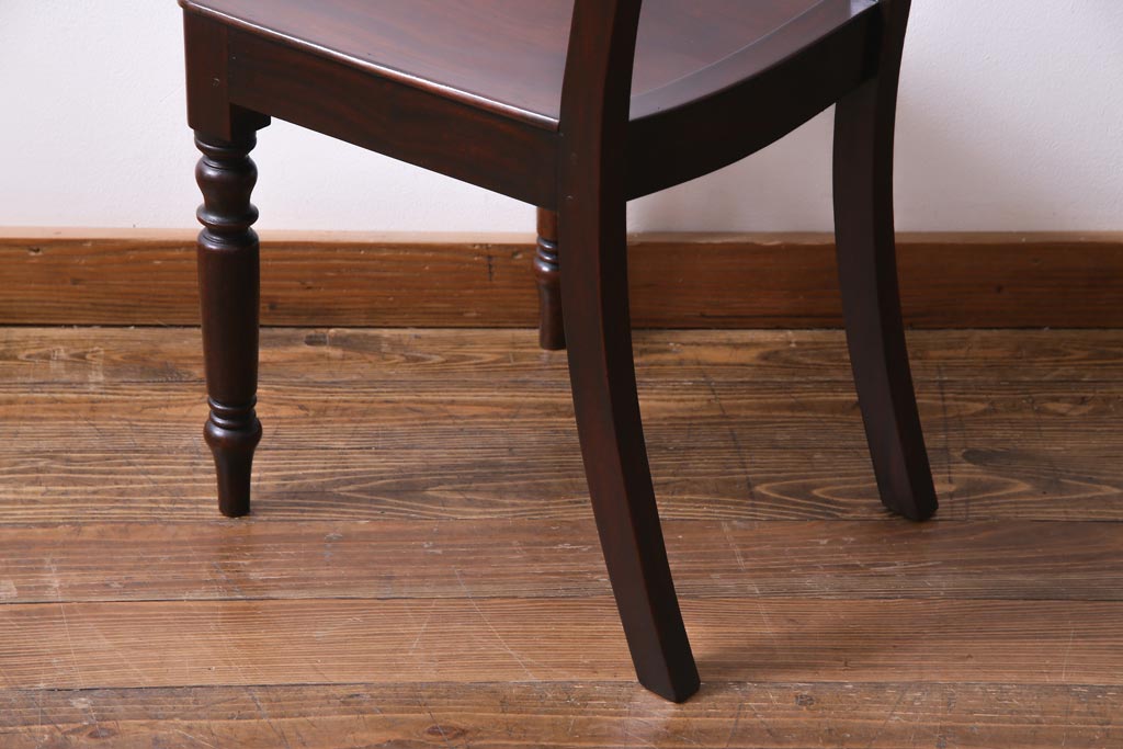 アンティーク家具　フランスアンティーク　マホガニー材　艶を帯びた滑らかな木肌が上品な板座チェア(ダイニングチェア、椅子)(1)