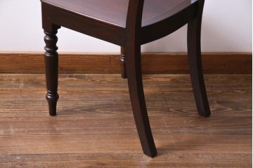 アンティーク家具　フランスアンティーク　マホガニー材　艶を帯びた滑らかな木肌が上品な板座チェア(ダイニングチェア、椅子)(1)