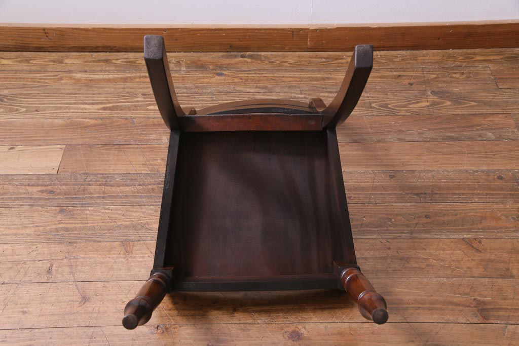 アンティーク家具　フランスアンティーク　マホガニー材　艶を帯びた滑らかな木肌が上品な板座チェア(ダイニングチェア、椅子)(1)