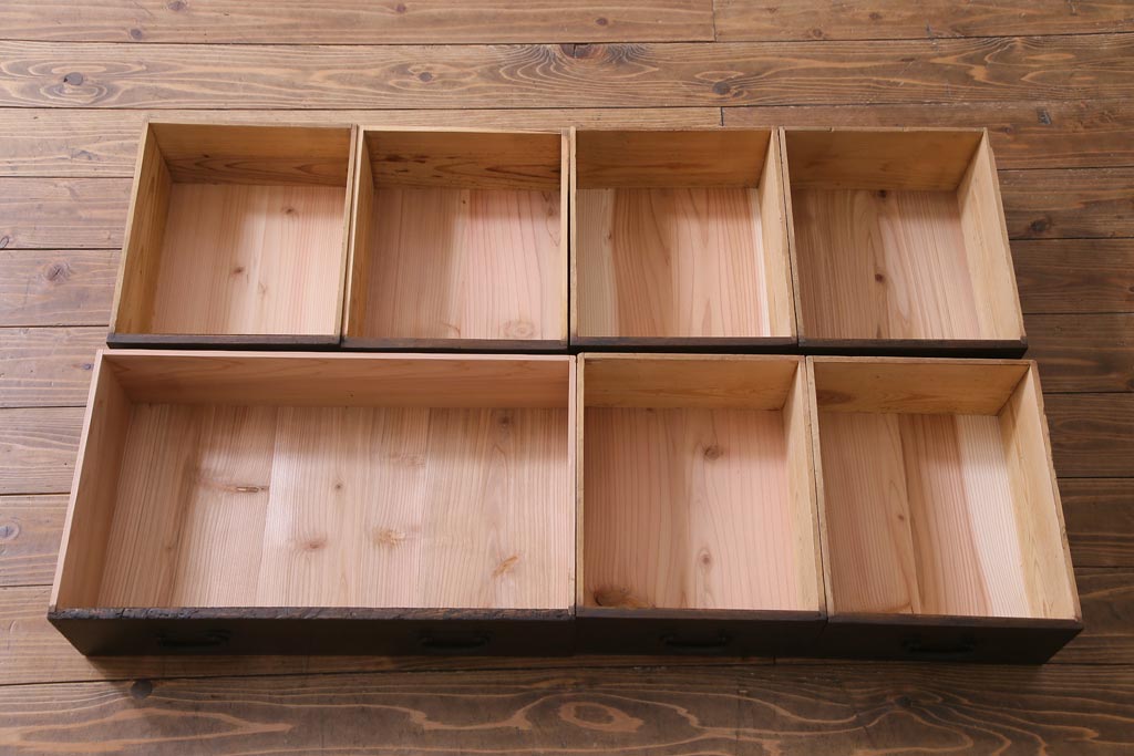 アンティーク家具　和製アンティーク　ヒノキ材　渋い風合いが魅力の小振りな引き出し(和タンス、チェスト)