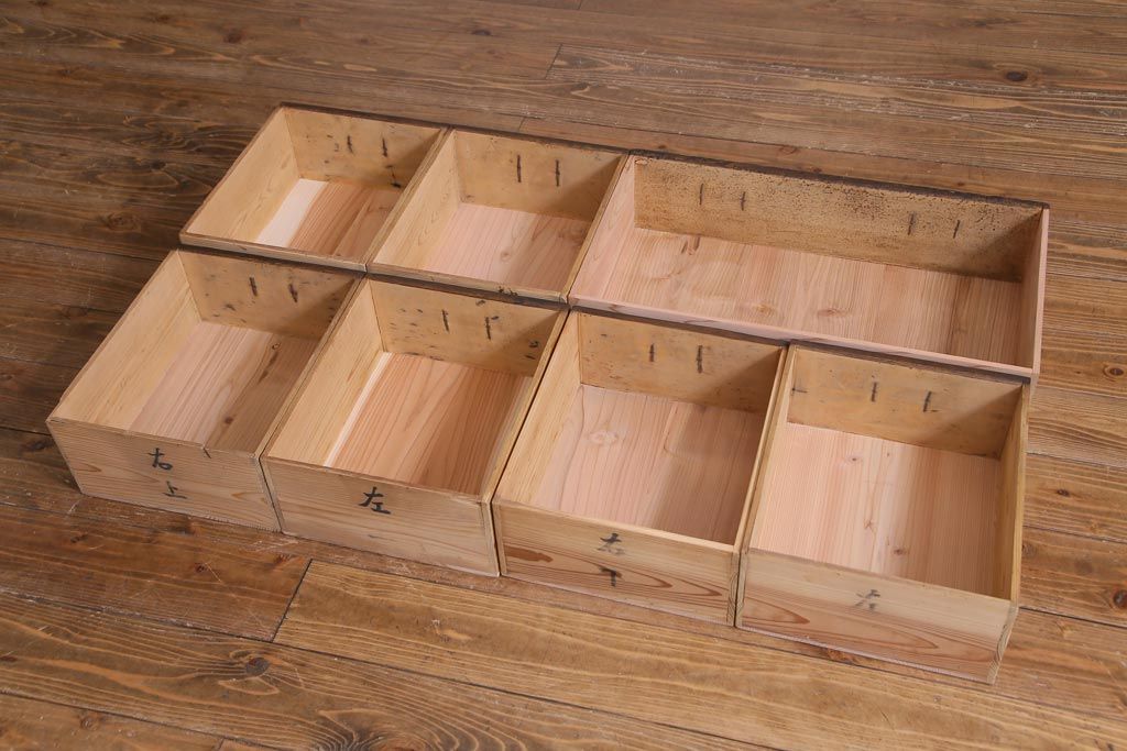 アンティーク家具　和製アンティーク　ヒノキ材　渋い風合いが魅力の小振りな引き出し(和タンス、チェスト)