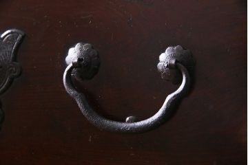 アンティーク家具　和製アンティーク　前面ケヤキ材　縁起の良い金具が魅力的な仙台箪笥(野郎箪笥、衣装箪笥、和タンス)