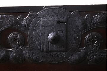 アンティーク家具　和製アンティーク　前面ケヤキ材　縁起の良い金具が魅力的な仙台箪笥(野郎箪笥、衣装箪笥、和タンス)