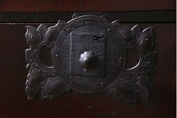 アンティーク家具　和製アンティーク　前面ケヤキ材　縁起の良い金具が魅力的な仙台箪笥(野郎箪笥、衣装箪笥、和タンス)