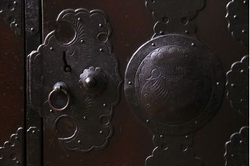 アンティーク家具　和製アンティーク　前面ケヤキ材　縁起の良い金具が魅力的な仙台箪笥(野郎箪笥、衣装箪笥、和タンス)