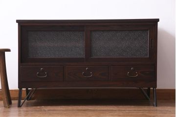 アンティーク家具　昭和初期　前面ケヤキ材　鉄脚リメイク　シンプルな引手が上品なリビングボード(戸棚)