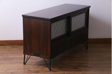 アンティーク家具　昭和初期　前面ケヤキ材　鉄脚リメイク　シンプルな引手が上品なリビングボード(戸棚)