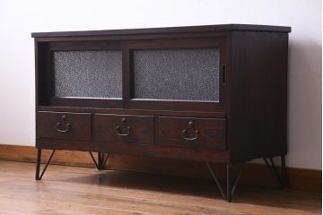 アンティーク家具　昭和初期　前面ケヤキ材　鉄脚リメイク　シンプルな引手が上品なリビングボード(戸棚)