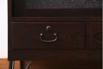 アンティーク家具　昭和初期　前面ケヤキ材　鉄脚リメイク　シンプルな引手が上品なリビングボード(戸棚)