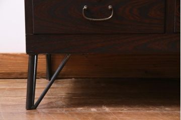アンティーク家具　昭和初期　前面ケヤキ材　鉄脚リメイク　シンプルな引手が上品なリビングボード(戸棚)