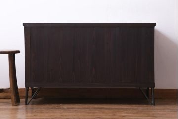 アンティーク家具　昭和初期　前面ケヤキ材　鉄脚リメイク　シンプルな引手が上品なリビングボード(戸棚)