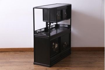 アンティーク家具　和製アンティーク　時代物　紫檀材　螺鈿と漆絵の花蝶図が品の良い茶棚(飾棚、飾り棚)