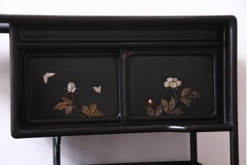 アンティーク家具　和製アンティーク　時代物　紫檀材　螺鈿と漆絵の花蝶図が品の良い茶棚(飾棚、飾り棚)