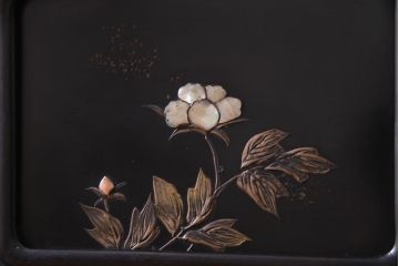 アンティーク家具　和製アンティーク　時代物　紫檀材　螺鈿と漆絵の花蝶図が品の良い茶棚(飾棚、飾り棚)
