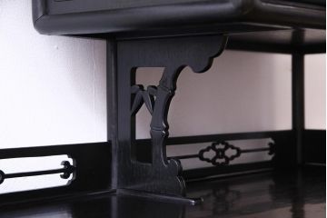 アンティーク家具　和製アンティーク　時代物　紫檀材　螺鈿と漆絵の花蝶図が品の良い茶棚(飾棚、飾り棚)