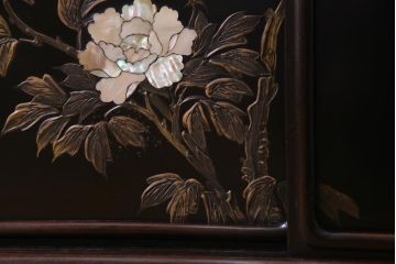 アンティーク家具　和製アンティーク　時代物　紫檀材　螺鈿と漆絵の花蝶図が品の良い茶棚(飾棚、飾り棚)