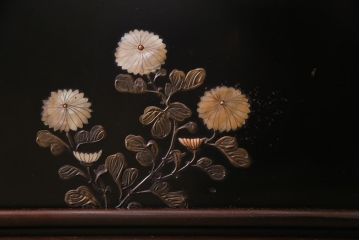 アンティーク家具　和製アンティーク　時代物　紫檀材　螺鈿と漆絵の花蝶図が品の良い茶棚(飾棚、飾り棚)