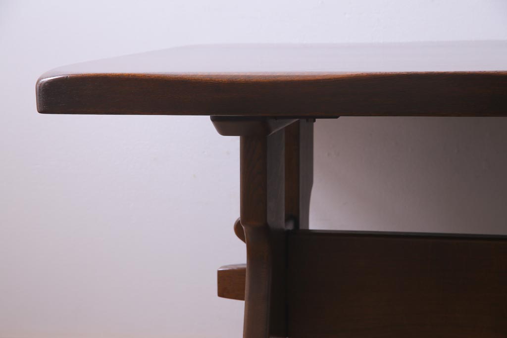 ヴィンテージ家具　ビンテージ　オーク材　楔(くさび)式　シックで落ち着いた雰囲気が魅力的なダイニングテーブル