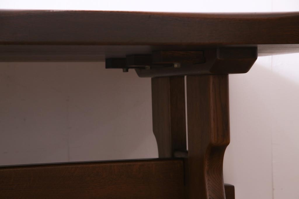 ヴィンテージ家具　ビンテージ　オーク材　楔(くさび)式　シックで落ち着いた雰囲気が魅力的なダイニングテーブル