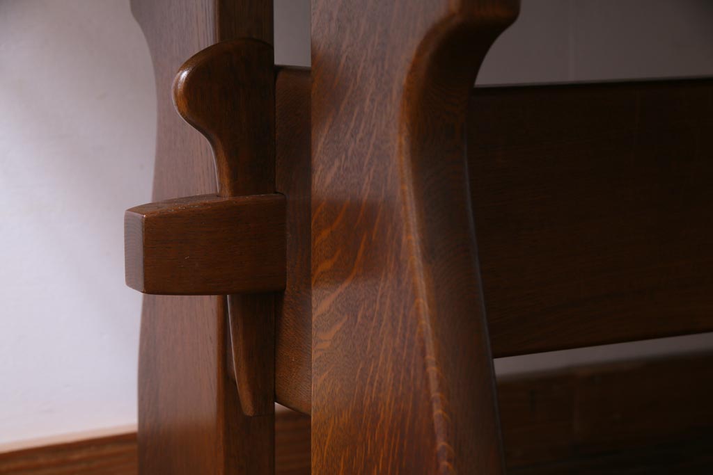 ヴィンテージ家具　ビンテージ　オーク材　楔(くさび)式　シックで落ち着いた雰囲気が魅力的なダイニングテーブル