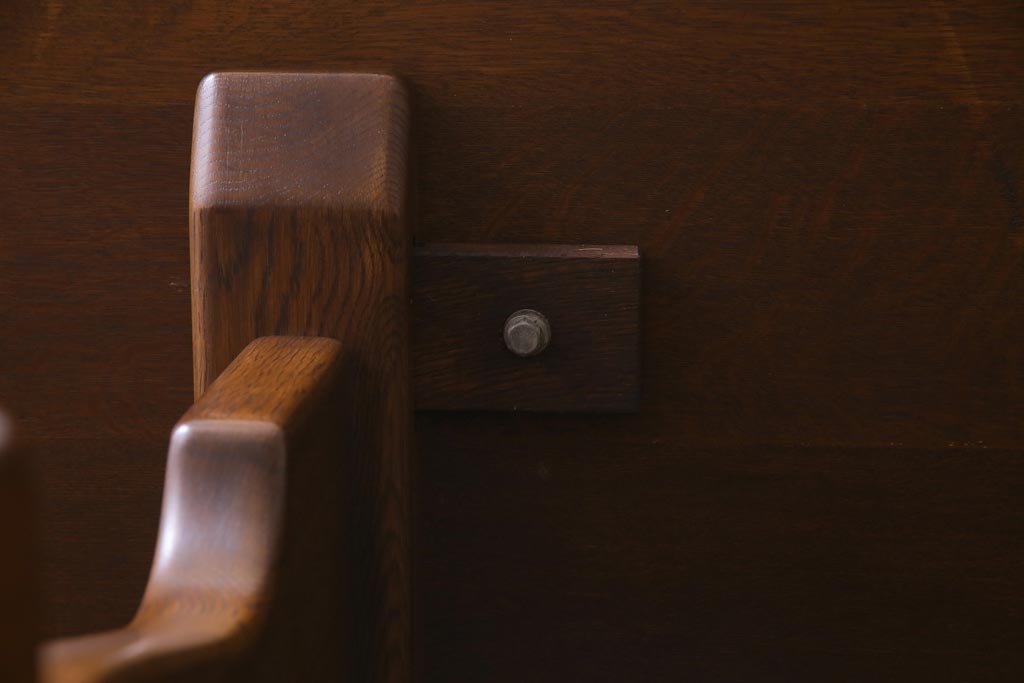 ヴィンテージ家具　ビンテージ　オーク材　楔(くさび)式　シックで落ち着いた雰囲気が魅力的なダイニングテーブル