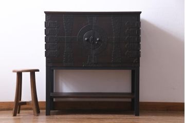 アンティーク家具　和製アンティーク　脚付きリメイク　観音開き　十字金具と色味が渋い箪笥サイドボード(収納棚、戸棚)