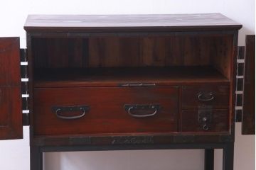 アンティーク家具　和製アンティーク　脚付きリメイク　観音開き　十字金具と色味が渋い箪笥サイドボード(収納棚、戸棚)