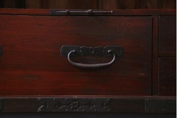 アンティーク家具　和製アンティーク　脚付きリメイク　観音開き　十字金具と色味が渋い箪笥サイドボード(収納棚、戸棚)