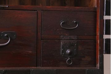 アンティーク家具　和製アンティーク　脚付きリメイク　観音開き　十字金具と色味が渋い箪笥サイドボード(収納棚、戸棚)