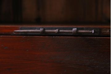 アンティーク家具　和製アンティーク　脚付きリメイク　観音開き　十字金具と色味が渋い箪笥サイドボード(収納棚、戸棚)