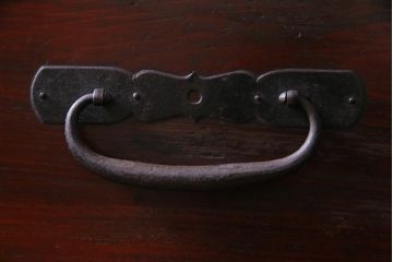 アンティーク家具　和製アンティーク　脚付きリメイク　観音開き　十字金具と色味が渋い箪笥サイドボード(収納棚、戸棚)