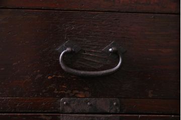 アンティーク家具　和製アンティーク　脚付きリメイク　観音開き　十字金具と色味が渋い箪笥サイドボード(収納棚、戸棚)