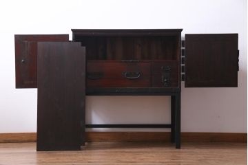 アンティーク家具　和製アンティーク　脚付きリメイク　観音開き　十字金具と色味が渋い箪笥サイドボード(収納棚、戸棚)