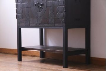 アンティーク家具　和製アンティーク　脚付きリメイク　観音開き　十字金具と色味が渋い箪笥サイドボード(収納棚、戸棚)