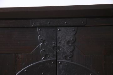 アンティーク家具　和製アンティーク　脚付きリメイク　観音開き　十字金具と色味が渋い箪笥サイドボード(収納棚、戸棚)