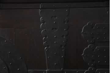 アンティーク家具　和製アンティーク　脚付きリメイク　観音開き　十字金具と色味が渋い箪笥サイドボード(収納棚、戸棚)