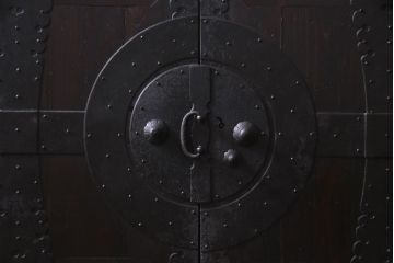 アンティーク家具　和製アンティーク　脚付きリメイク　観音開き　十字金具と色味が渋い箪笥サイドボード(収納棚、戸棚)