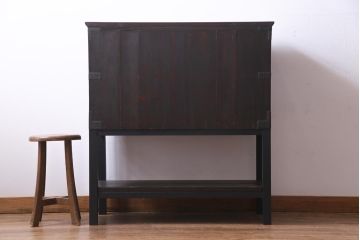 アンティーク家具　和製アンティーク　脚付きリメイク　観音開き　十字金具と色味が渋い箪笥サイドボード(収納棚、戸棚)