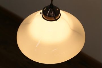 昭和初期　つるりとしたフォルムと質感が魅力のペンダントライト(天井照明、電笠)