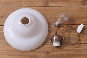 昭和初期　つるりとしたフォルムと質感が魅力のペンダントライト(天井照明、電笠)