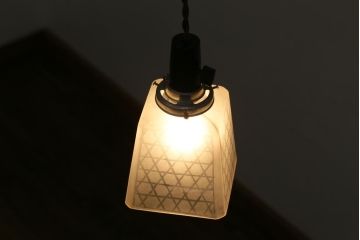 和製アンティーク　籠目紋様が素敵なすりガラスシェードのペンダントライト(天井照明、吊り下げ照明)