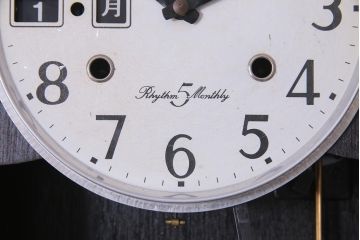 アンティーク雑貨　昭和レトロ　リズム時計工業　ゼンマイ式　ゴールドラインがシックな掛け時計(振り子時計、柱時計)