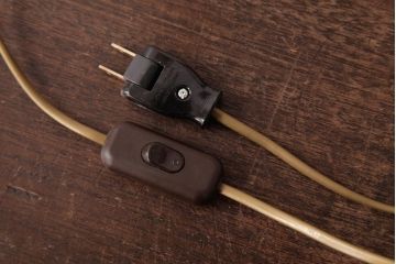 フランスビンテージ　3灯　真鍮製　エレガントな佇まいが素敵なテーブルランプ(卓上ランプ、スタンドライト)