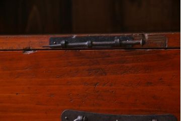 和製アンティーク　リメイク家具　杉材　観音開き　隠し付き　渋さ漂う十字金具がカッコイイ箪笥サイドボード(収納棚、戸棚)