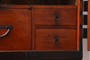 和製アンティーク　リメイク家具　杉材　観音開き　隠し付き　渋さ漂う十字金具がカッコイイ箪笥サイドボード(収納棚、戸棚)