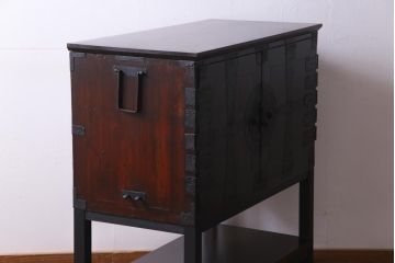和製アンティーク　リメイク家具　杉材　観音開き　隠し付き　渋さ漂う十字金具がカッコイイ箪笥サイドボード(収納棚、戸棚)