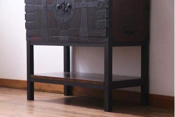 和製アンティーク　リメイク家具　杉材　観音開き　隠し付き　渋さ漂う十字金具がカッコイイ箪笥サイドボード(収納棚、戸棚)