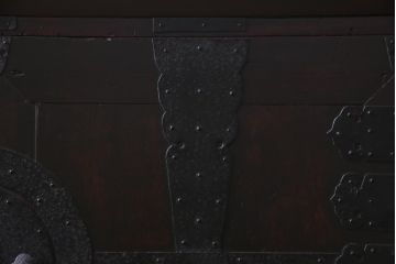 和製アンティーク　リメイク家具　杉材　観音開き　隠し付き　渋さ漂う十字金具がカッコイイ箪笥サイドボード(収納棚、戸棚)