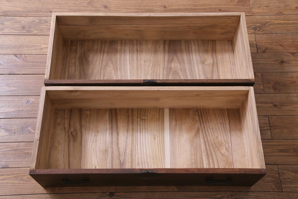 リメイク家具　総桐材　銅金具　鉄脚　趣きあふれる佇まいが魅力的な時代箪笥ローチェスト(リビングボード、衣装箪笥、引き出し、桐箪笥、桐たんす)